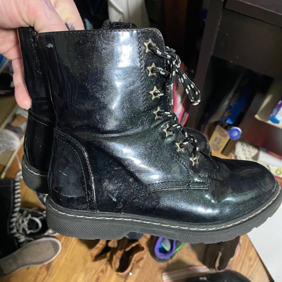 9 pairs of Kids shoes girls' sizes 4. Lightly worn and brand new - Picture 4 of 8